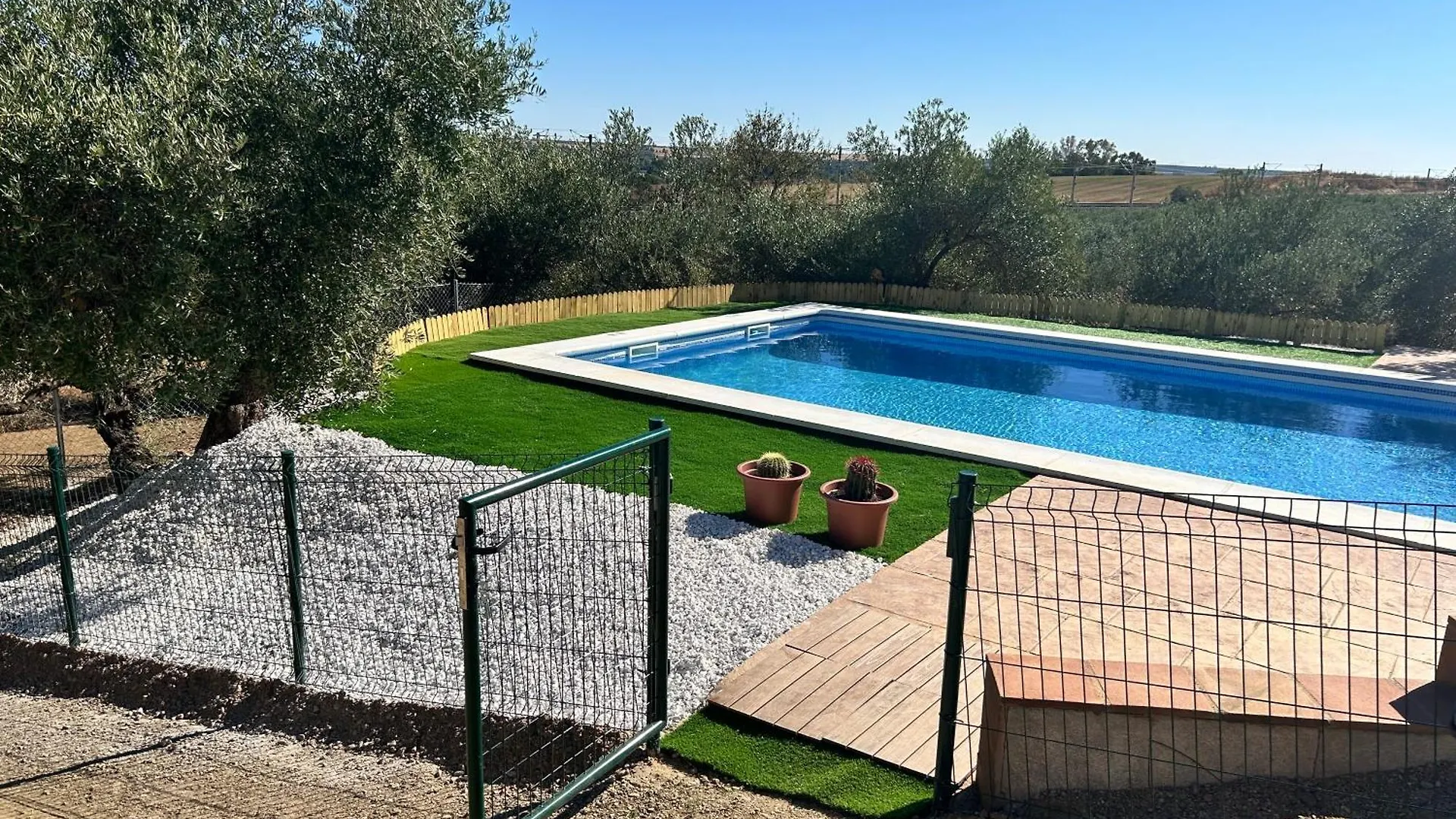 Casa Caraza. Un Olivar Con Vistas Al Castillo De Juego De Tronos Almodóvar del Río بيت للعطل